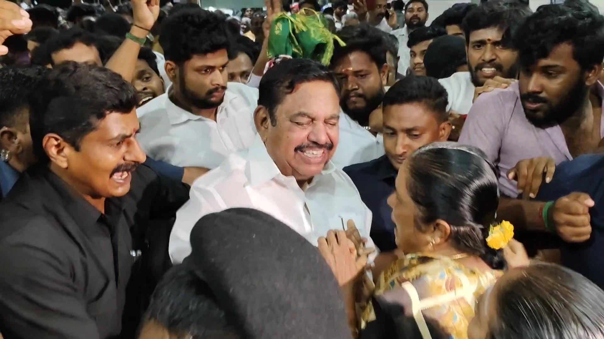 கோவை விமான நிலையத்தில் எடப்பாடி பழனிச்சாமிக்கு உற்சாக வரவேற்பு